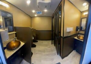 10Stall Mens Room Darkwood interior
